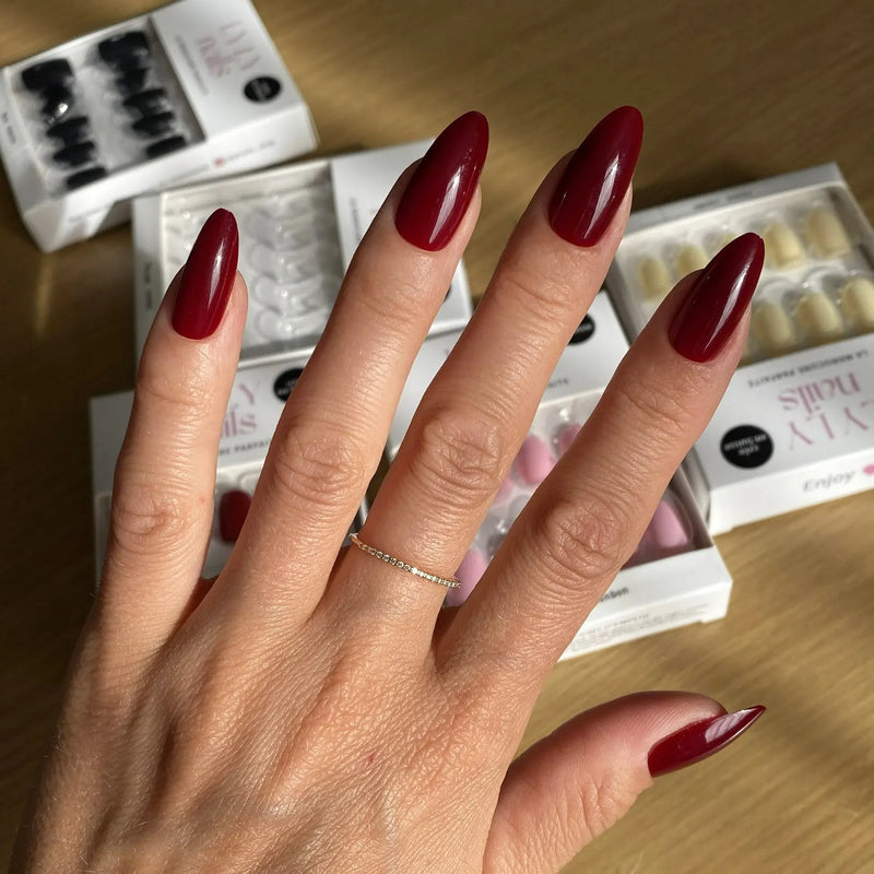 Illustration longueur moyenne Press-on Nails, l'équilibre parfait entre élégance et confort, LYLY Nails