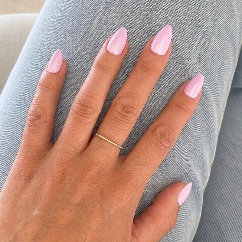 Illustration forme amande Press-on Nails, silhouette affinée et féminine, LYLY Nails