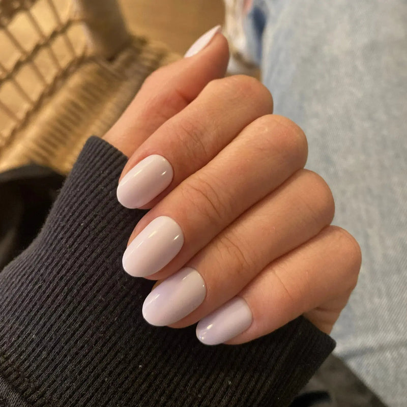 Illustration forme arrondie Press-on Nails, élégance douce et naturelle pour tous les styles, LYLY Nails