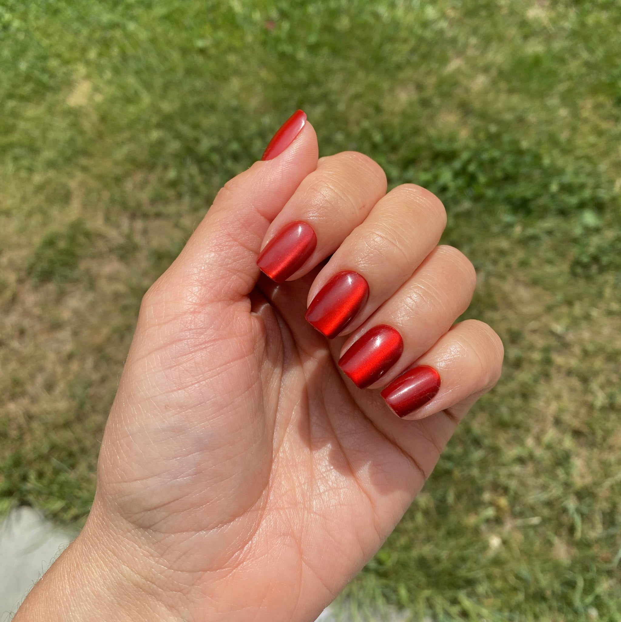 Press-on Nails Rouge Brillant carrés courts effet Cat Eyes, manucure éclatante sous le soleil LYLY Nails