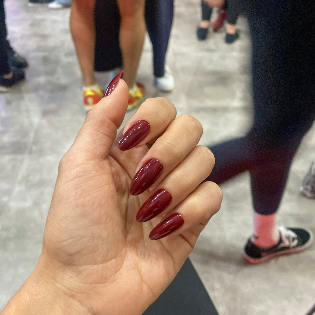 Faux ongles rouge cerise amande longueur moyenne portés soirée danse, look affirmé et sophistiqué LYLY Nails