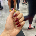 Faux ongles rouge cerise amande longueur moyenne portés soirée danse, look affirmé et sophistiqué LYLY Nails