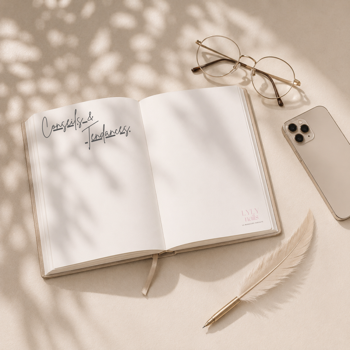 Carnet ouvert avec lunettes, plume et smartphone sur fond beige. Blog Conseils & Tendances LYLY Nails