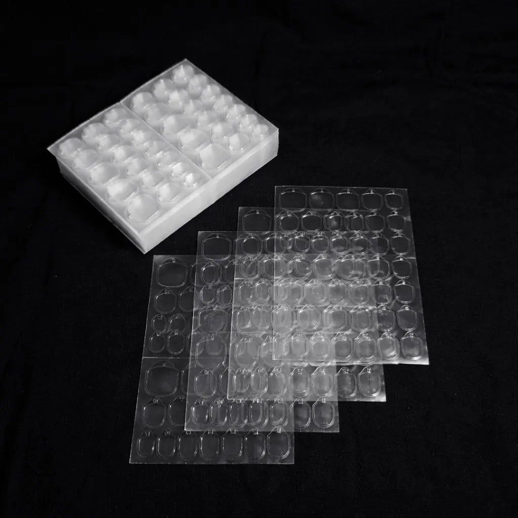 Pads adhésifs transparents pour ongles press-on LYLY Nails – stickers double face haute tenue inclus dans le kit manucure Press-on, permettant une pose rapide des faux ongles sans colle ni lampe UV.