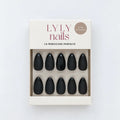 Black Glossy French, des faux ongles Press-on Nails noirs brillants en forme amande courte. Réutilisables, sans UV, posés en moins de 10 minutes. Livraison Suisse.