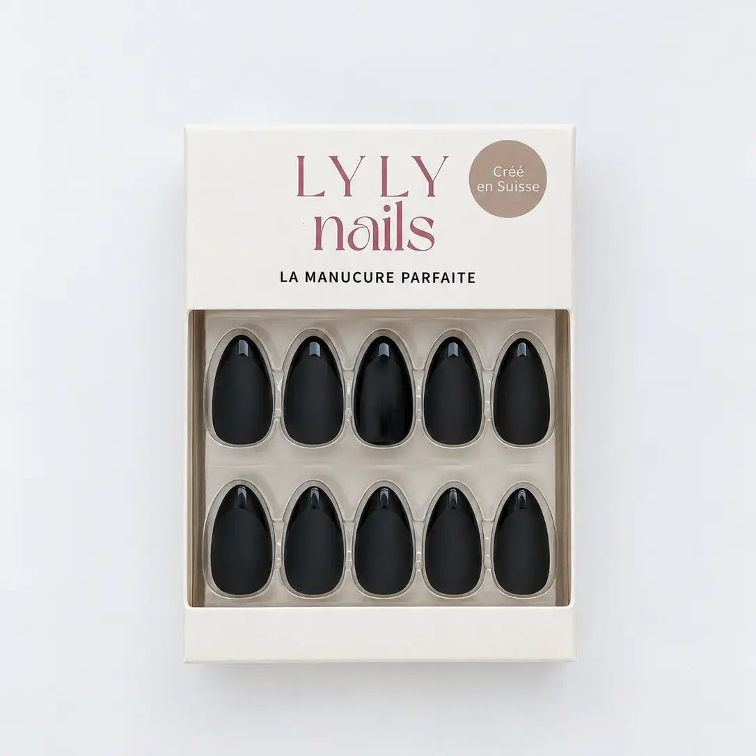 Black Glossy French, des faux ongles Press-on Nails noirs brillants en forme amande courte. Réutilisables, sans UV, posés en moins de 10 minutes. Livraison Suisse.