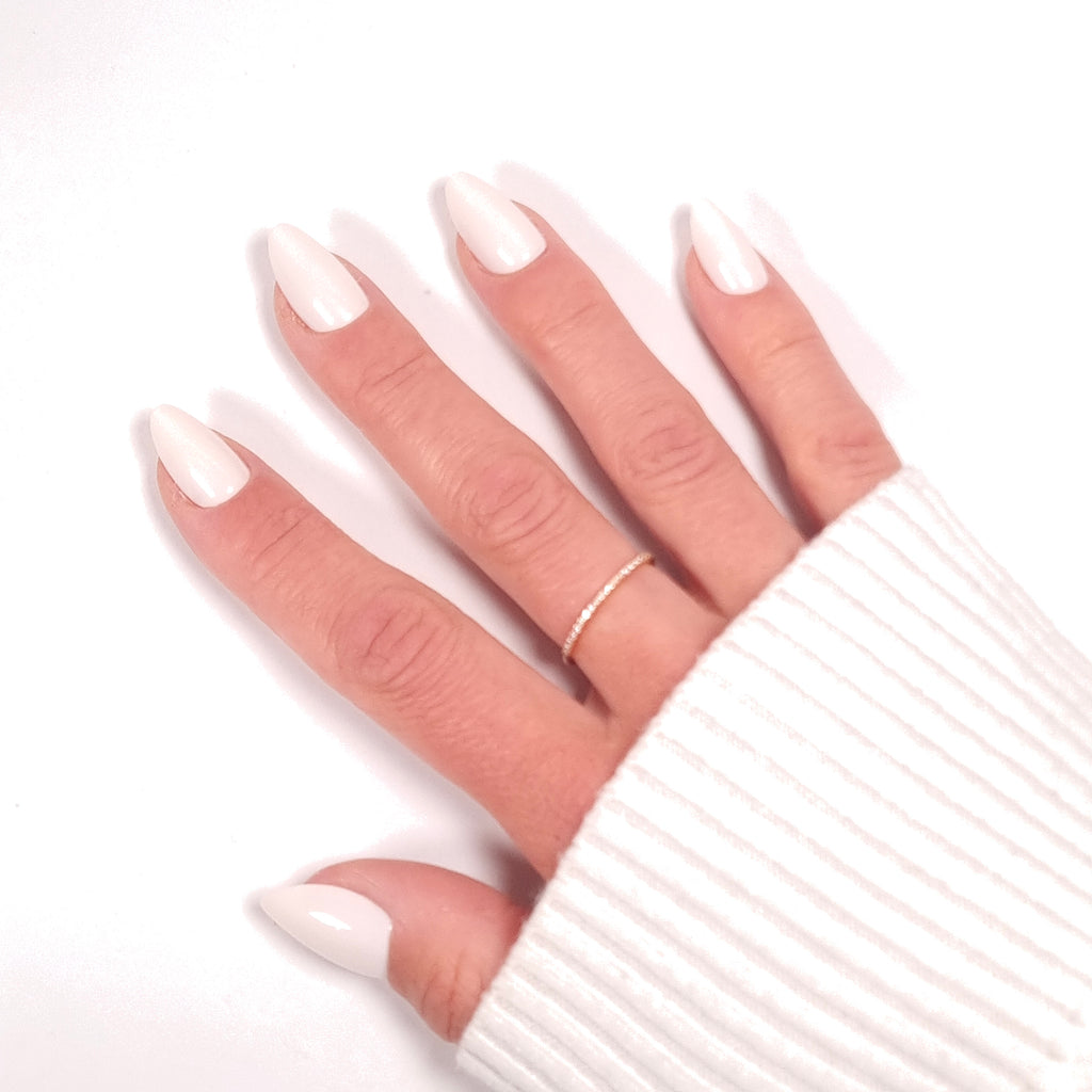 Press-on Nails Blanc Crème portés sur main — forme amande courte, manucure épurée et lumineuse LYLY Nails