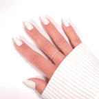 Press-on Nails Blanc Crème portés sur main — forme amande courte, manucure épurée et lumineuse LYLY Nails