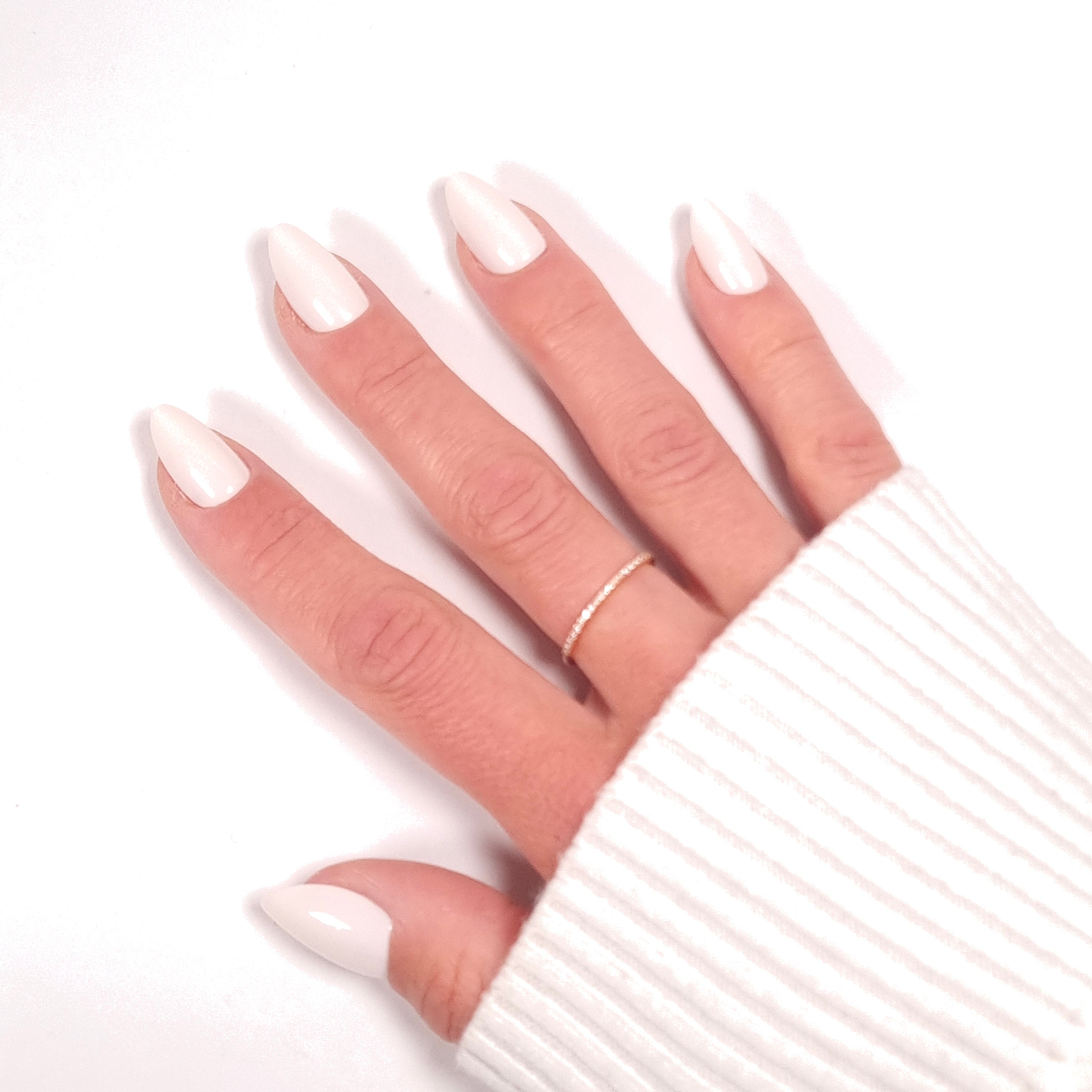 Press-on Nails Blanc Crème portés sur main — forme amande courte, manucure épurée et lumineuse LYLY Nails