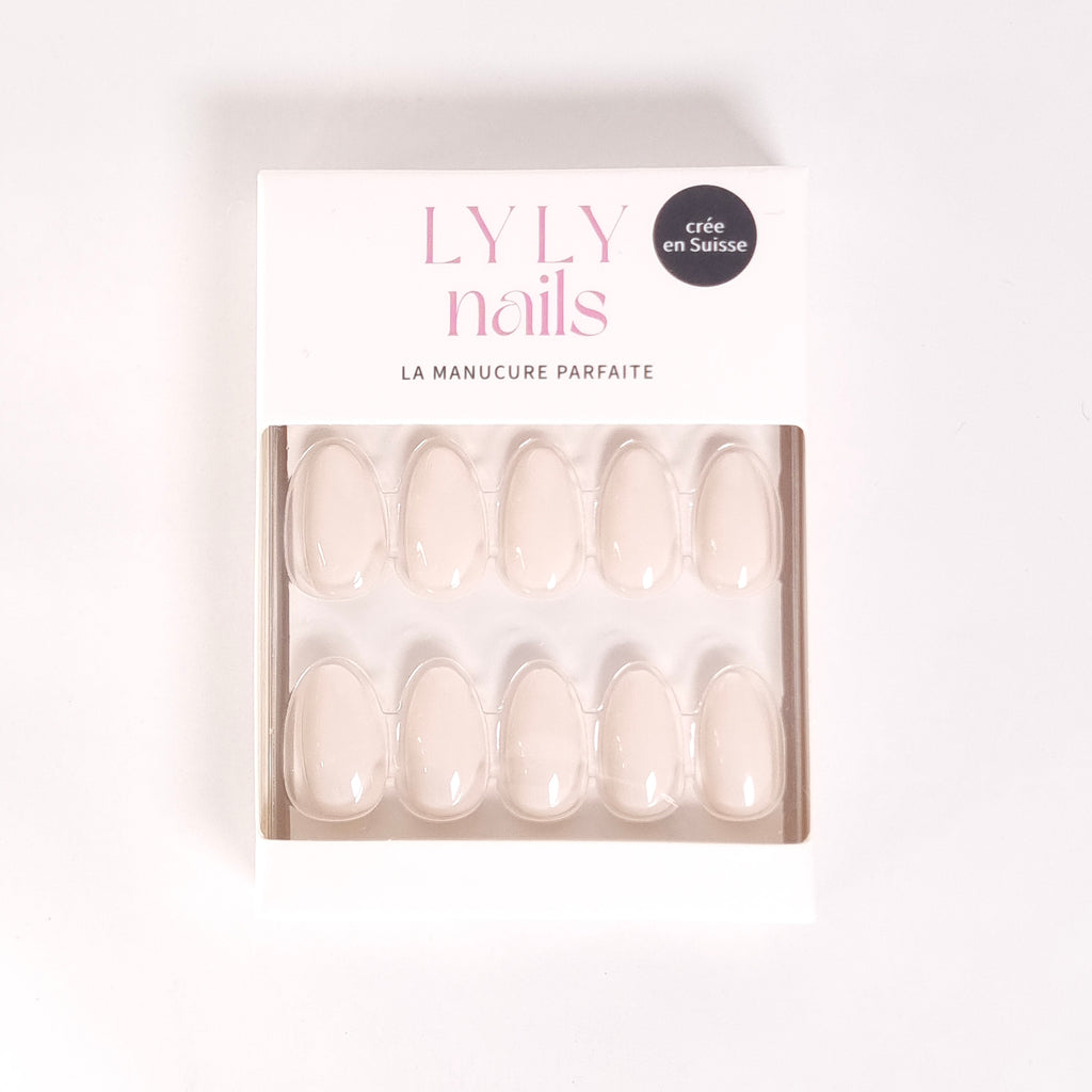Boîte Press-on Nails Blanc Crème forme amande — kit court LYLY Nails créé en Suisse