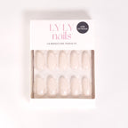 Boîte Press-on Nails Blanc Crème forme amande — kit court LYLY Nails créé en Suisse