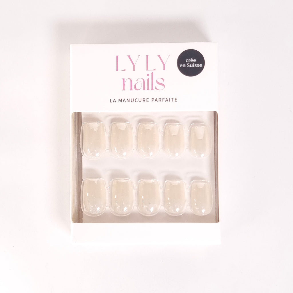 Boîte Press-on Nails Blanc Nacré carré court — kit LYLY Nails créé en Suisse