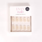 Boîte Press-on Nails Blanc Nacré carré court — kit LYLY Nails créé en Suisse