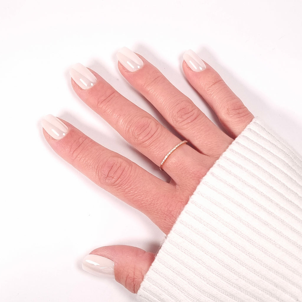 Gros plan Press-on Nails Blanc Nacré — forme carrée courte portée sur main, finition nacrée élégante LYLY Nails