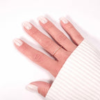 Gros plan Press-on Nails Blanc Nacré — forme carrée courte portée sur main, finition nacrée élégante LYLY Nails