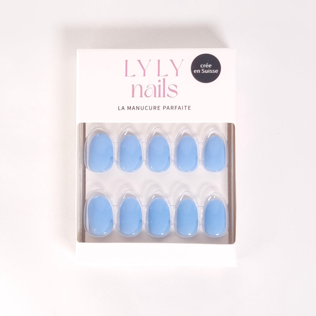 Conditionnement Press-on Nails Bleu Ciel arrondi court — kit LYLY Nails créé en Suisse