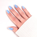 Press-on Nails Bleu Ciel portés sur main — forme arrondie courte, manucure lumineuse et estivale LYLY Nails