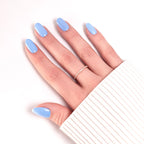 Press-on Nails Bleu Ciel portés sur main — forme arrondie courte, manucure lumineuse et estivale LYLY Nails