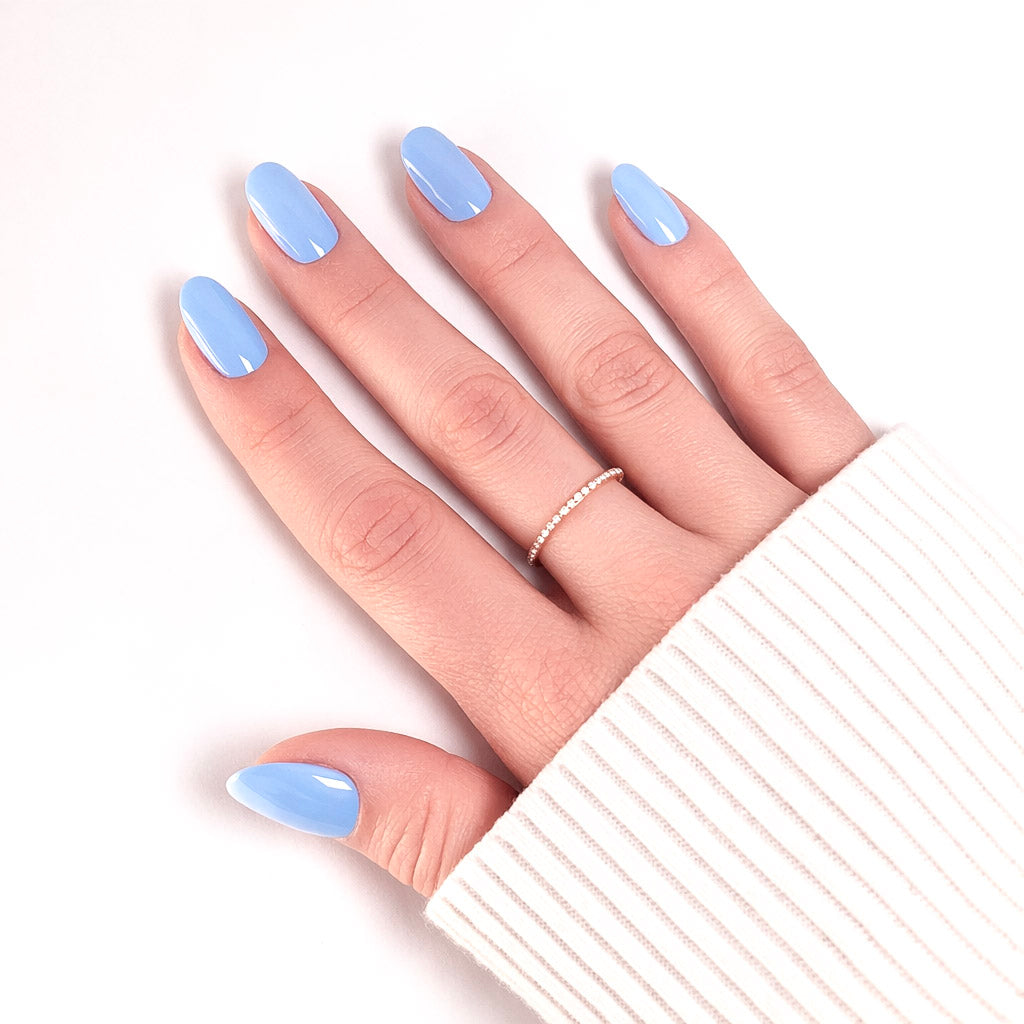 Press-on Nails Bleu Ciel portés sur main — forme arrondie courte, manucure lumineuse et estivale LYLY Nails
