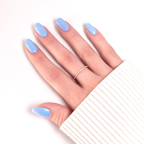 Press-on Nails Bleu Ciel portés sur main — forme arrondie courte, manucure lumineuse et estivale LYLY Nails