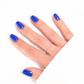 Press-on Nails Bleu Électrique forme carrée courte — look audacieux et vibrant porté sur main LYLY Nails