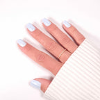 Gros plan Press-on Nails Bleu Glacier — forme carrée courte portée sur main, teinte douce et glacée LYLY Nails