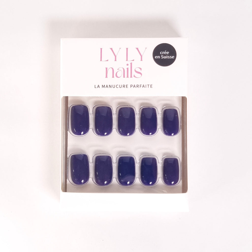 Kit Press-on Nails Bleu Nuit carré court — packaging LYLY Nails créé en Suisse
