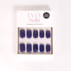 Kit Press-on Nails Bleu Nuit carré court — packaging LYLY Nails créé en Suisse