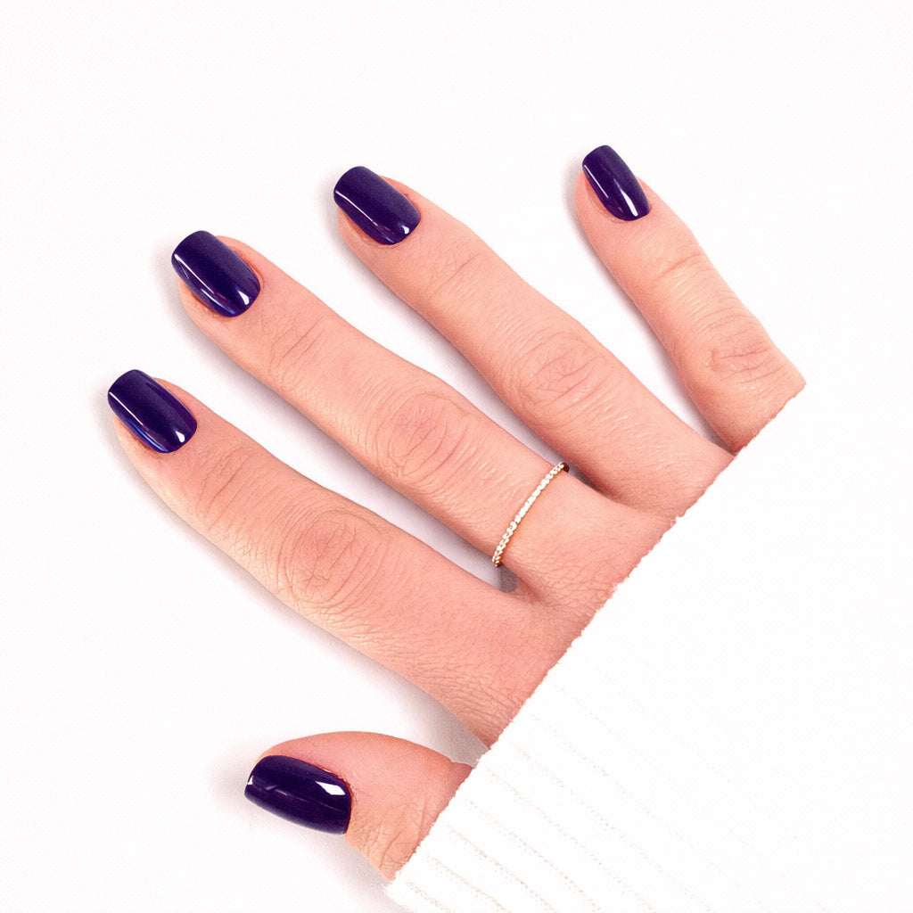 Press-on Nails Bleu Nuit portés sur main — forme carrée courte, teinte profonde et sophistiquée LYLY Nails