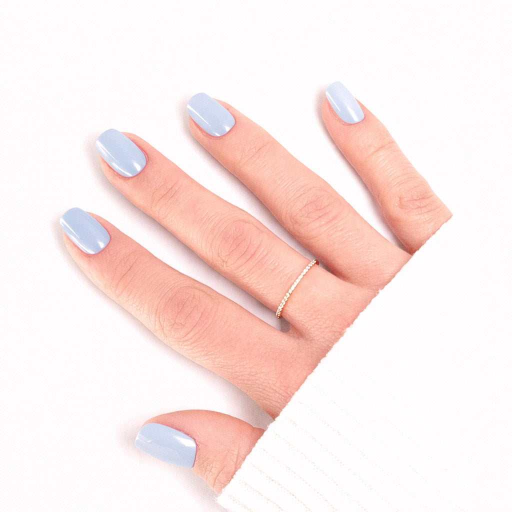 Press-on Nails Bleu Perle portés sur main — forme amande courte, finition délicate et nacrée LYLY Nails
