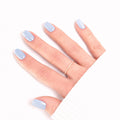 Press-on Nails Bleu Perle portés sur main — forme amande courte, finition délicate et nacrée LYLY Nails