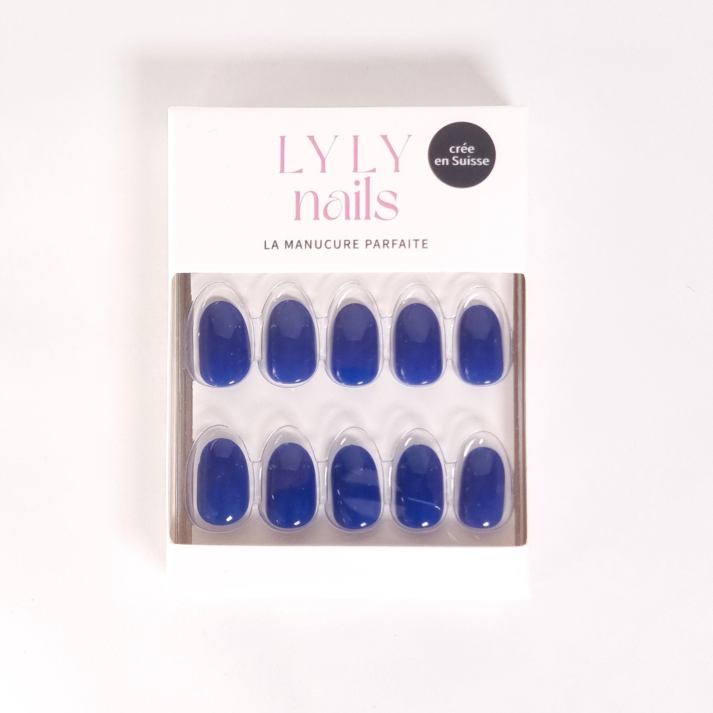 Boîte Press-on Nails Bleu Royal — kit arrondi court LYLY Nails créé en Suisse