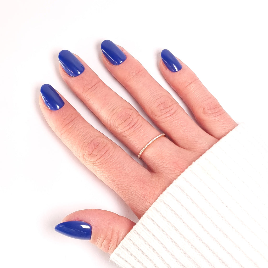 Press-on Nails Bleu Royal forme arrondie courte — gros plan manucure audacieuse LYLY Nails