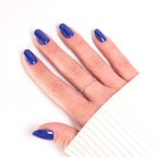 Press-on Nails Bleu Royal forme arrondie courte — gros plan manucure audacieuse LYLY Nails