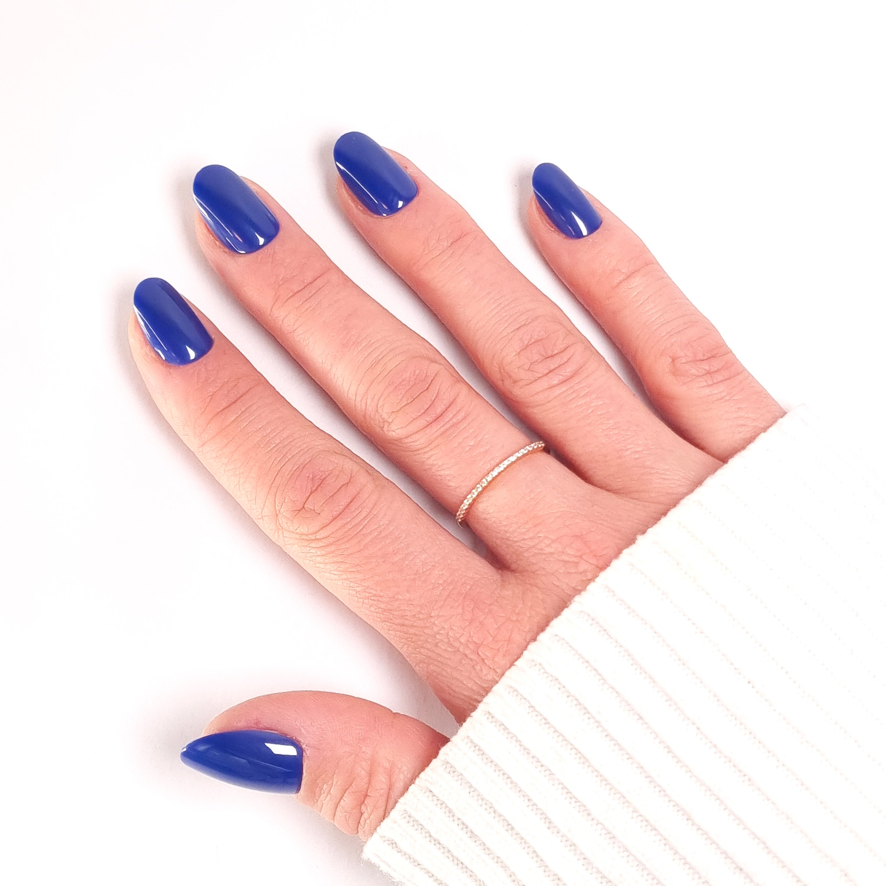 Press-on Nails Bleu Royal forme arrondie courte — gros plan manucure audacieuse LYLY Nails