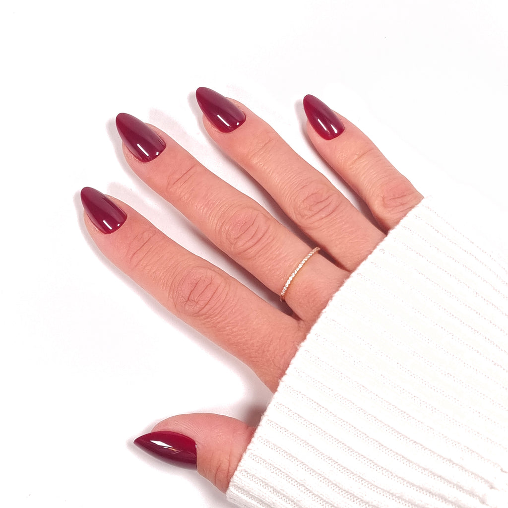 Press-on Nails Bordeaux Velours portés sur main — forme amande courte, teinte profonde et élégante LYLY Nails