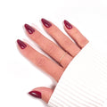 Press-on Nails Bordeaux Velours portés sur main — forme amande courte, teinte profonde et élégante LYLY Nails