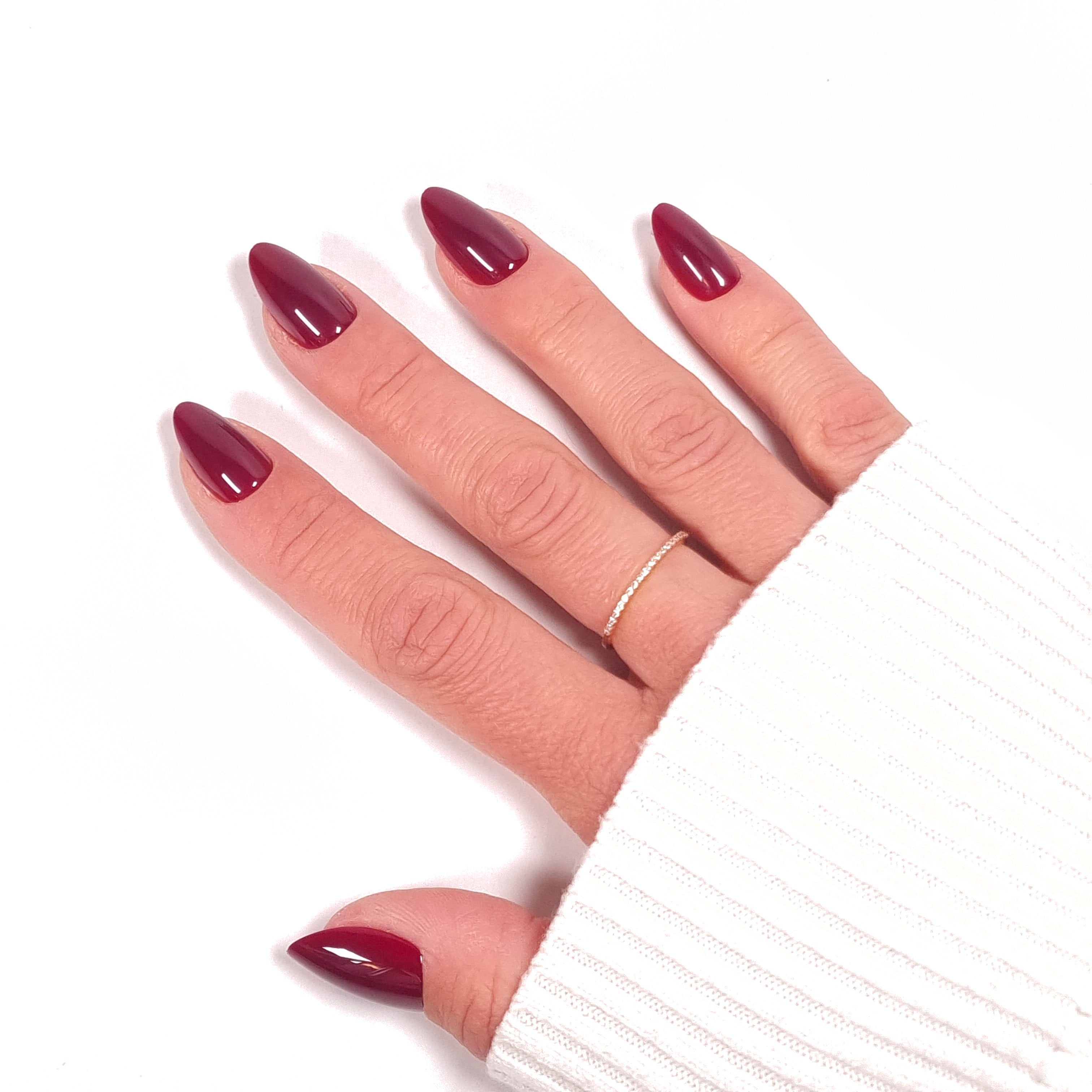 Press-on Nails Bordeaux Velours portés sur main — forme amande courte, teinte profonde et élégante LYLY Nails