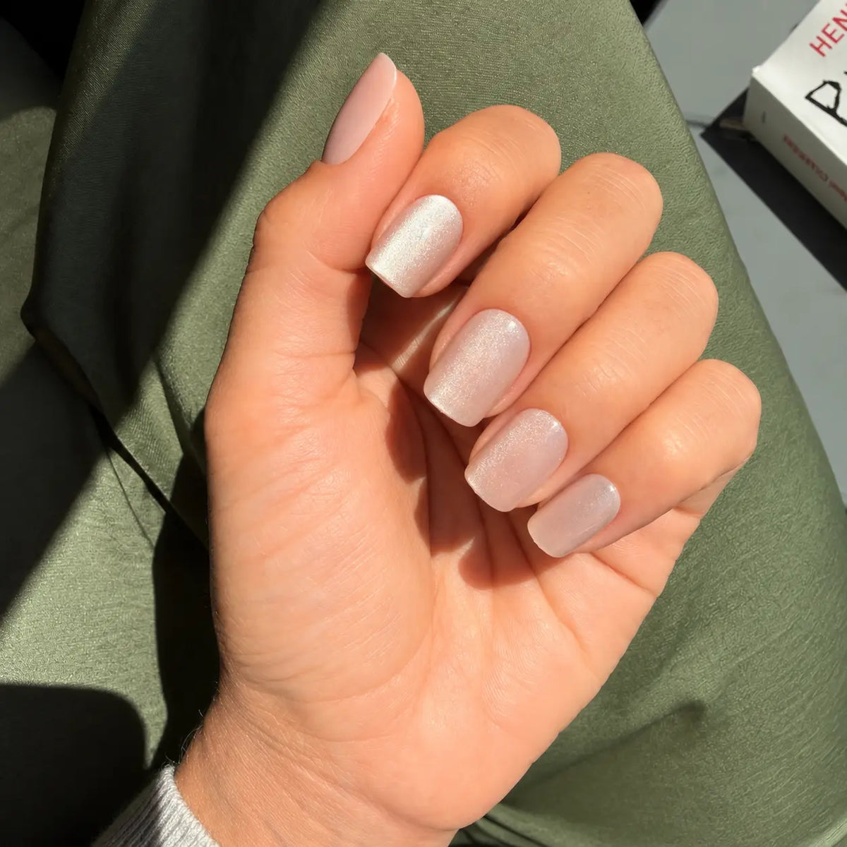 Faux ongles Press-on Nails Champagne Magnétique portés sur main, forme carrée courte, finition nacrée LYLY Nails