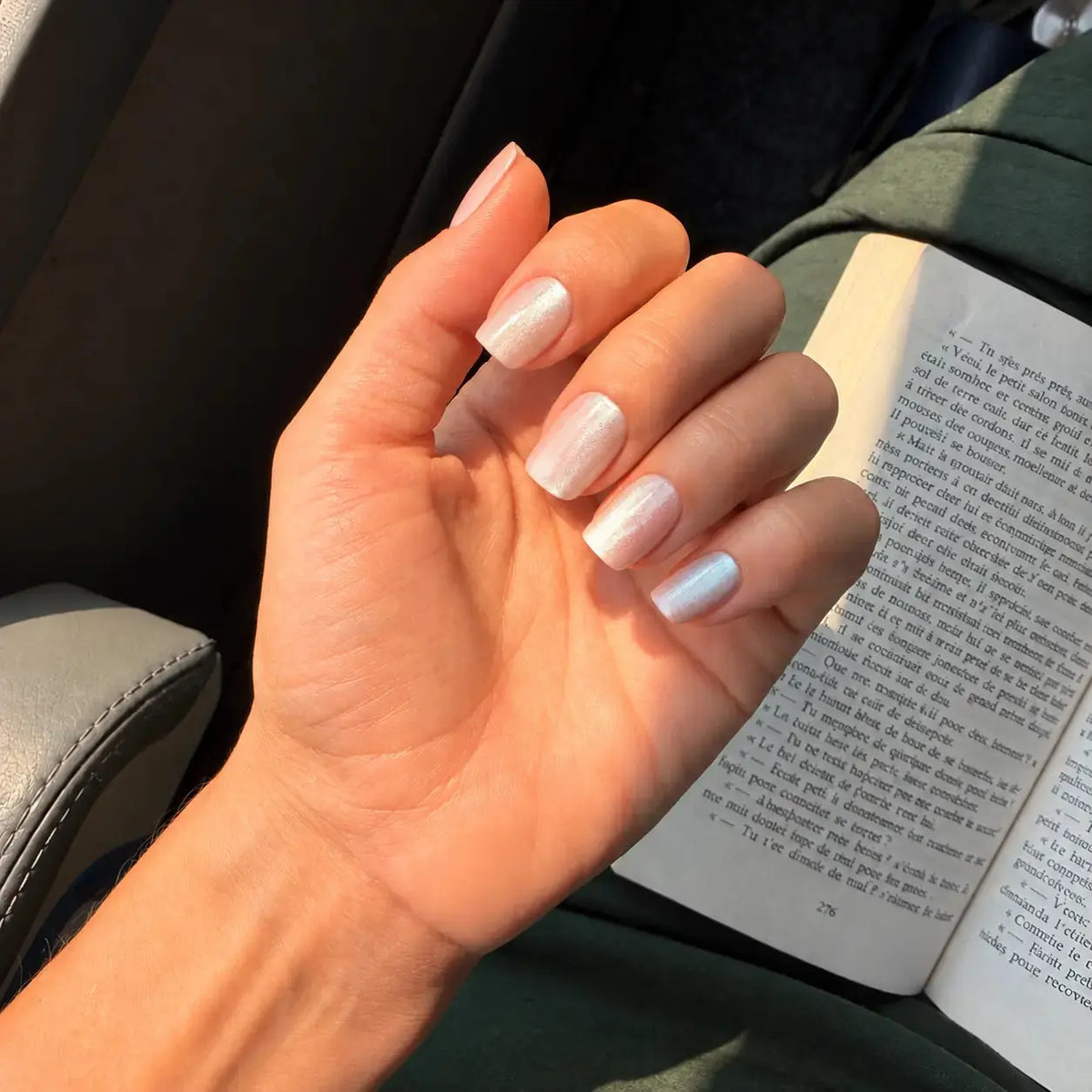 Manucure Press-on Nails Champagne Magnétique forme carrée courte en situation, éclat nacré au quotidien LYLY Nails