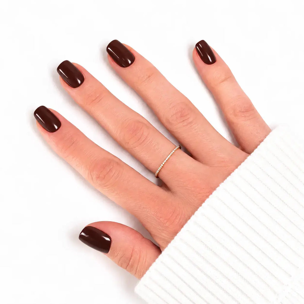 Press-on Nails Dark Mocha portés sur main, forme carrée courte, teinte chocolat profonde LYLY Nails