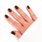 Press-on Nails Dark Mocha portés sur main, forme carrée courte, teinte chocolat profonde LYLY Nails