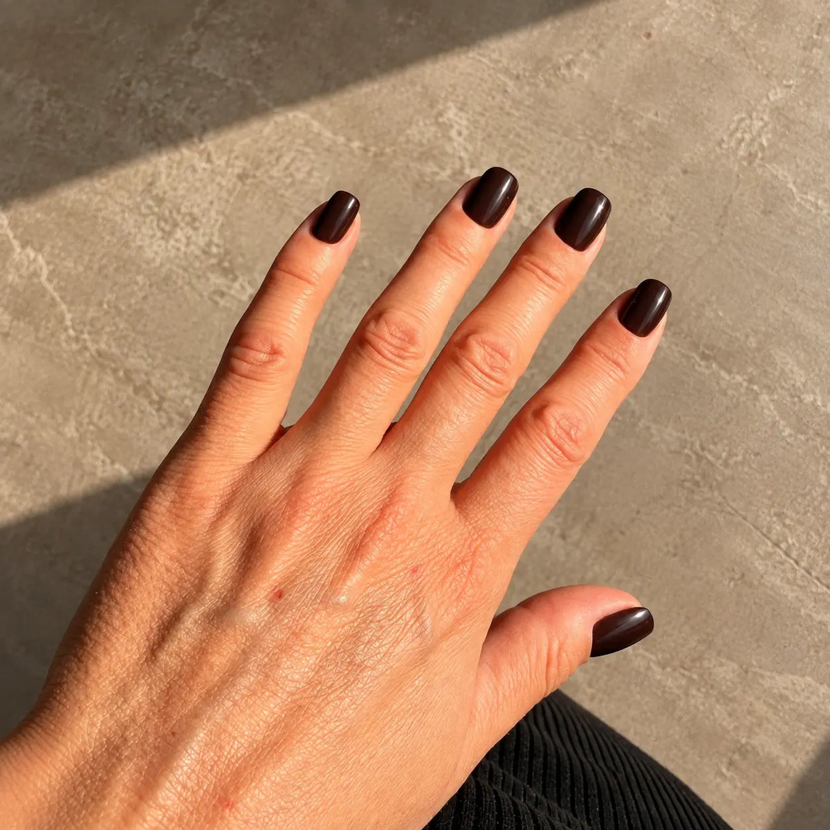 Manucure Press-on Nails Dark Mocha forme carrée courte, ambiance chic et raffinée LYLY Nails