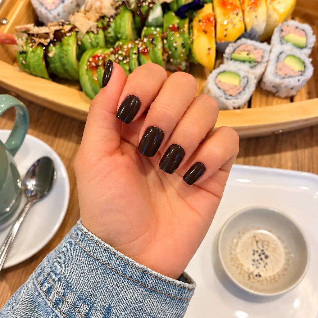Faux ongles Press-on Nails Dark Mocha carré court en situation, style élégant au quotidien LYLY Nails