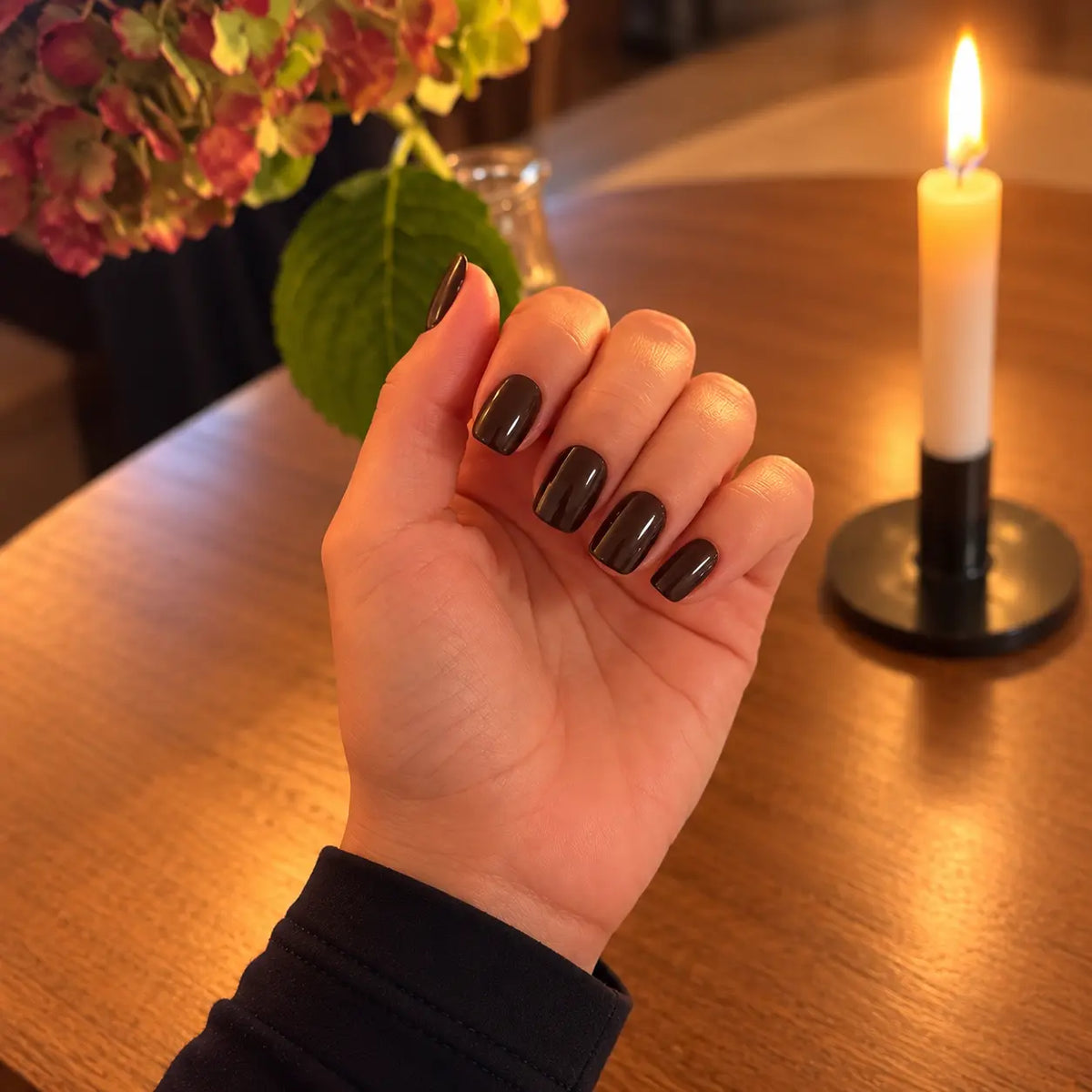 Faux ongles Press-on Nails Dark Mocha carré court en situation, style élégant au quotidien LYLY Nails