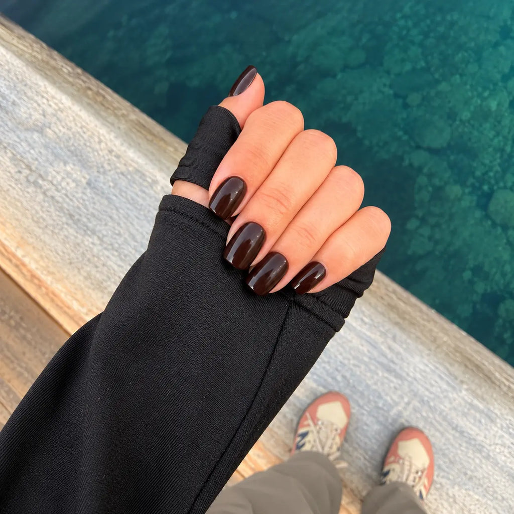 Faux ongles Press-on Nails Dark Mocha carré court en situation, style élégant au quotidien LYLY Nails