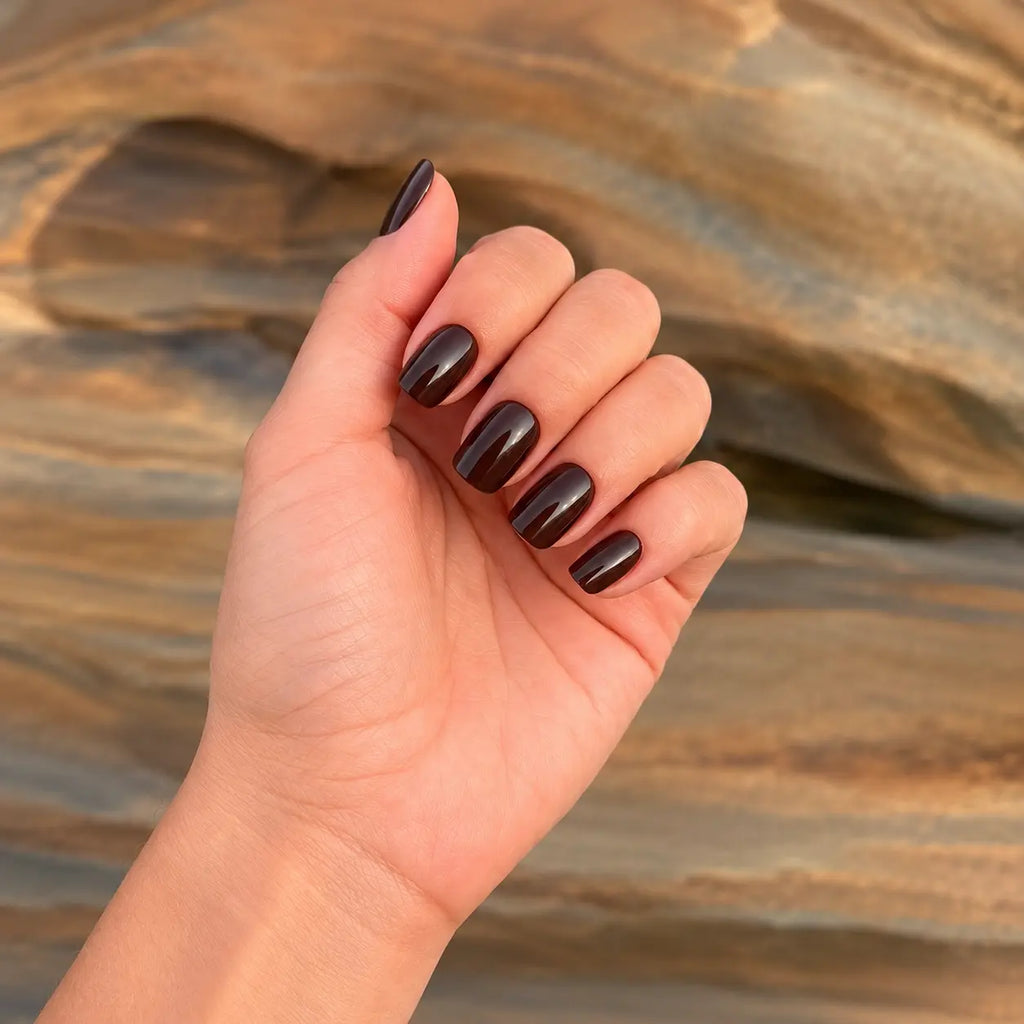 Faux ongles Press-on Nails Dark Mocha carré court en situation, style élégant au quotidien LYLY Nails