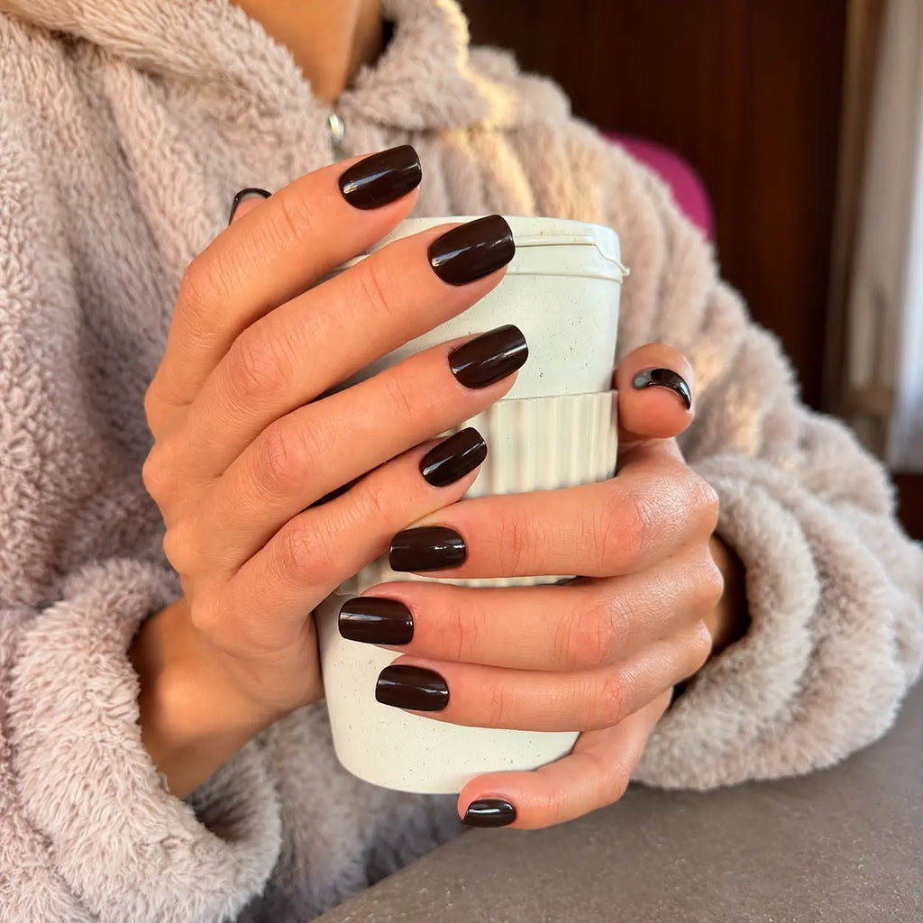 Faux ongles Press-on Nails Dark Mocha carré court en situation, style élégant au quotidien LYLY Nails