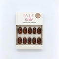 Ongles press-on Lyly Nails motif écaille chocolat, forme arrondie, longueur courte