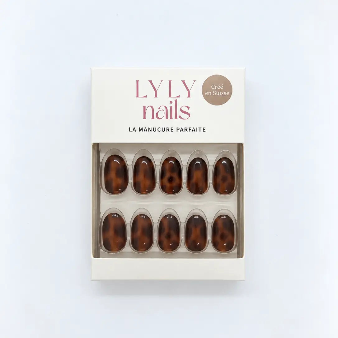 Ongles press-on Lyly Nails motif écaille chocolat, forme arrondie, longueur courte
